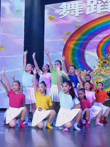 Детская служба работы юноша жизнеспособность Candy Coland Cotton Performances Притворяется, что они детский шесть -один ученик начальной школы.