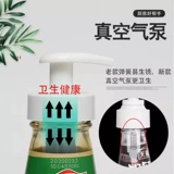 Бутылка с устричным соусом нажимает на насос устричный соус. Прижимайте во рту сжима