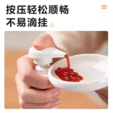 Бутылка с устричным соусом нажимает на насос устричный соус. Прижимайте во рту сжима