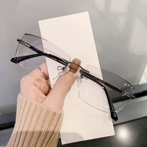 Бесплатные очки Myopia Super Light Pure Titanium можно оборудовать некоторым гранием бриллиантового края для глаз и бесцветными безрамными очками