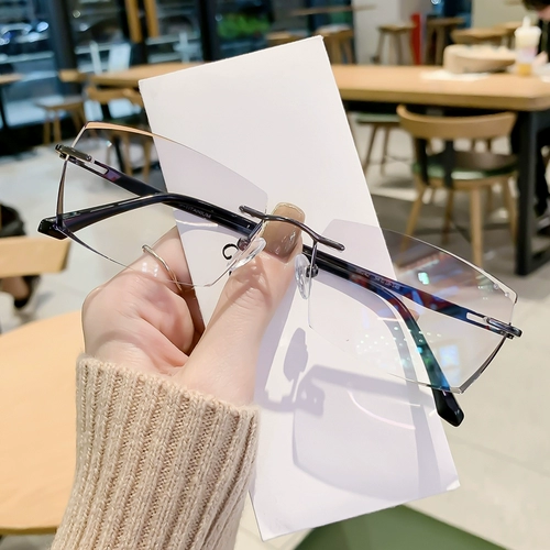 Бесплатные очки Myopia Super Light Pure Titanium можно оборудовать некоторым гранием бриллиантового края для глаз и бесцветными безрамными очками