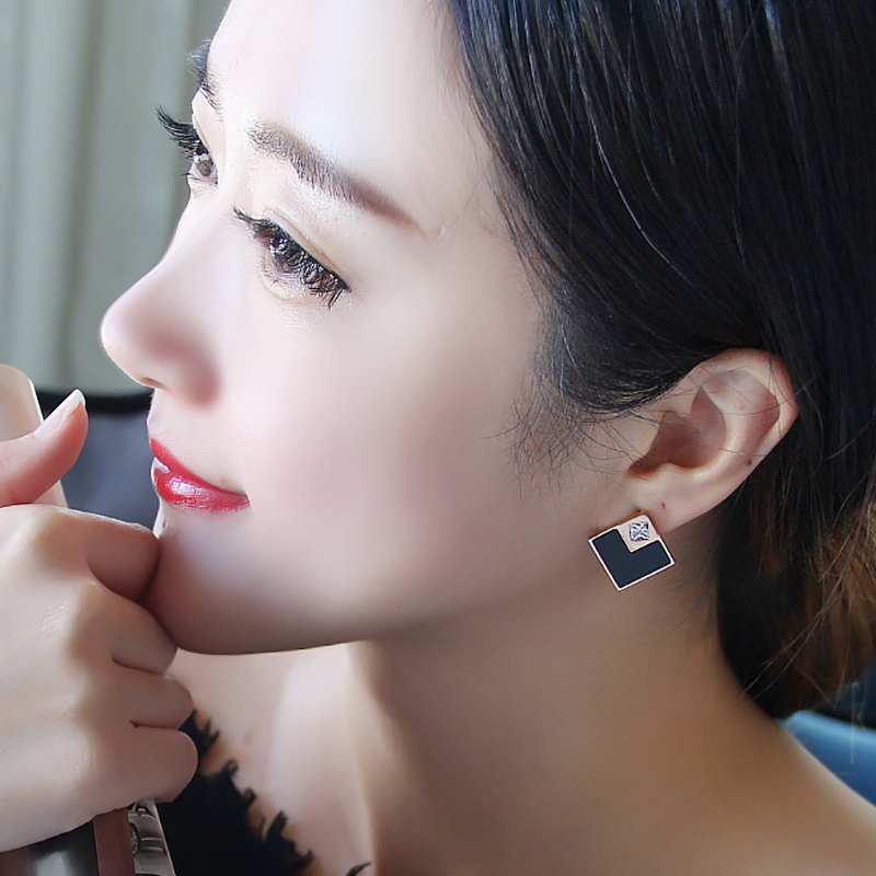 High - sentiment earrings black earnails female 18K color gold accessories ear Korea 2022 new tide mesh red