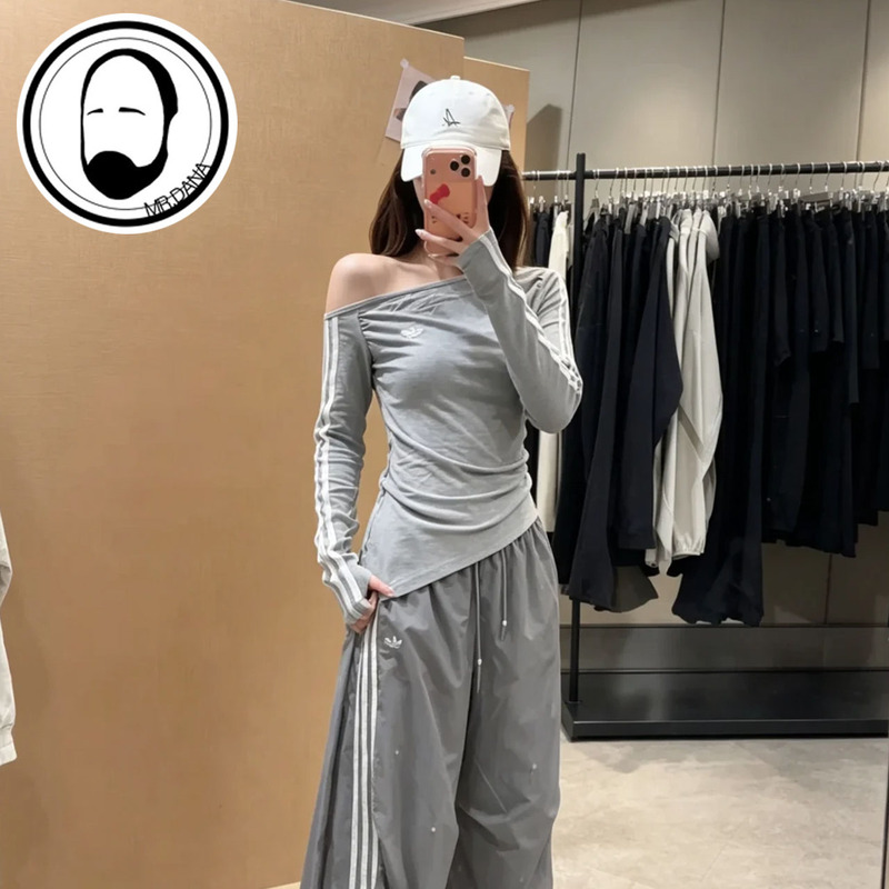 Adidas Adidas Trefoil Women's Off-Shoulder Asymmetrical Slim Fit Sports Casual Long Sleeve T-Shirt Le8311 Adidas Adidas Trefoil Women's Off-Shoulder Asymmetrical Slim Fit Sports Casual Long Sleeve T-Shirt Le8311