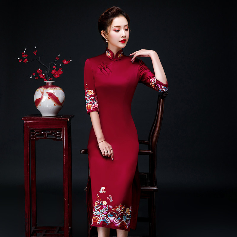 Medium-long version Wedding wedding happy lady's wedding dress embroidered qipao dress acetate satin wedding gown 2022 new