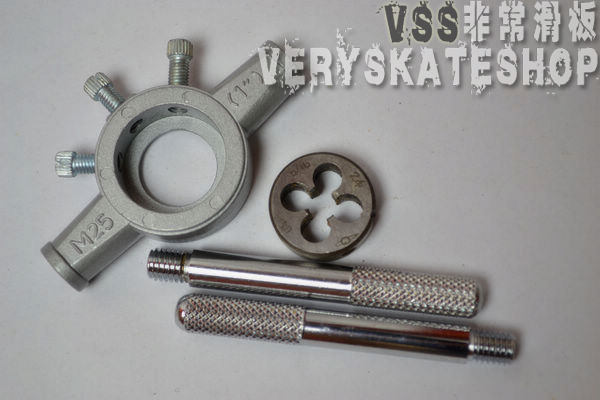 Rất sửa chữa ván trượt ván trượt công cụ chủ đề thiết lập của cờ lê và cờ lê - Trượt băng / Trượt / Thể thao mạo hiểm giày patin 4 bánh gấp xếp