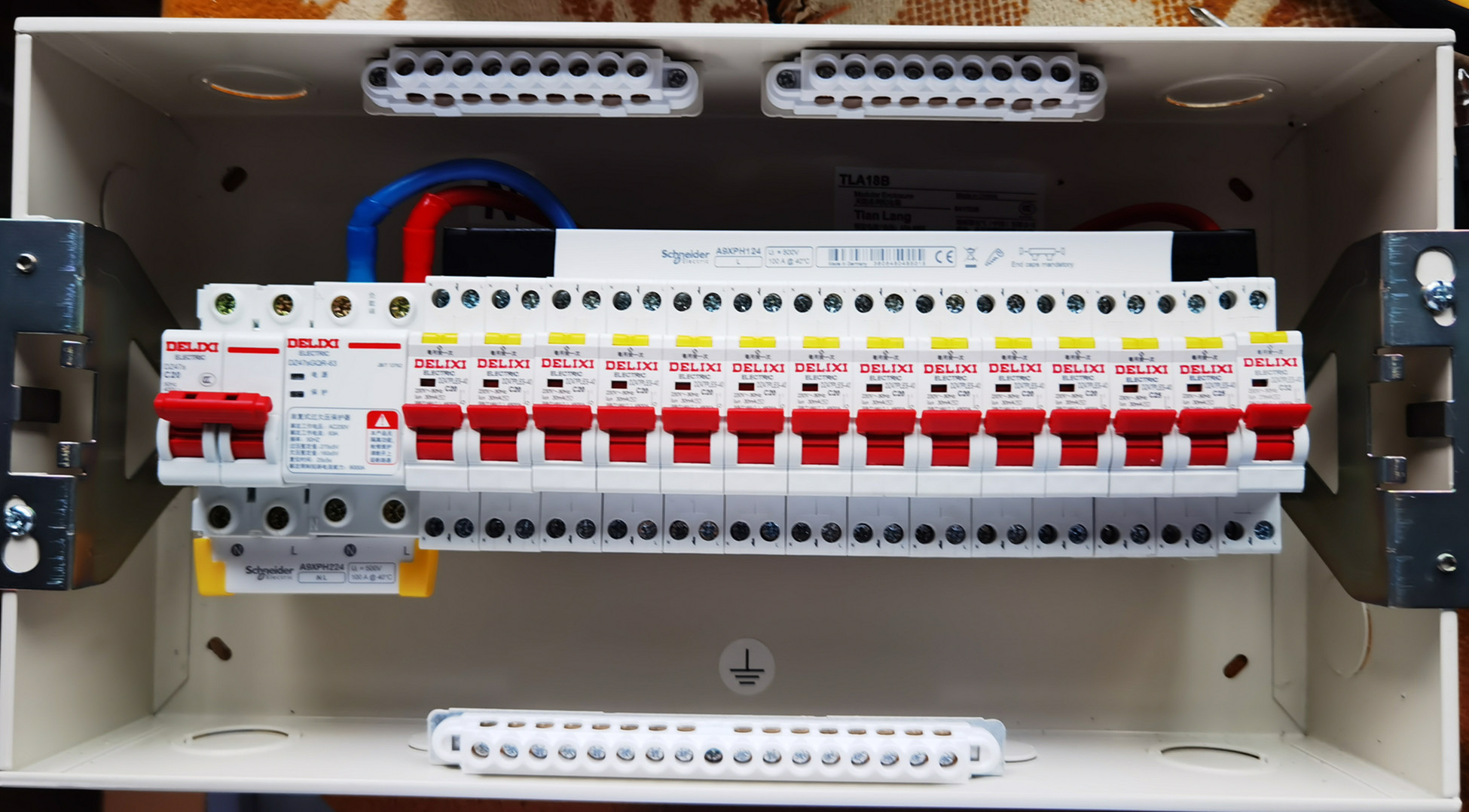 Schneider Tianglang 18-position Dresi Three-room two guards with over-pressure undervoltage leakage protection
