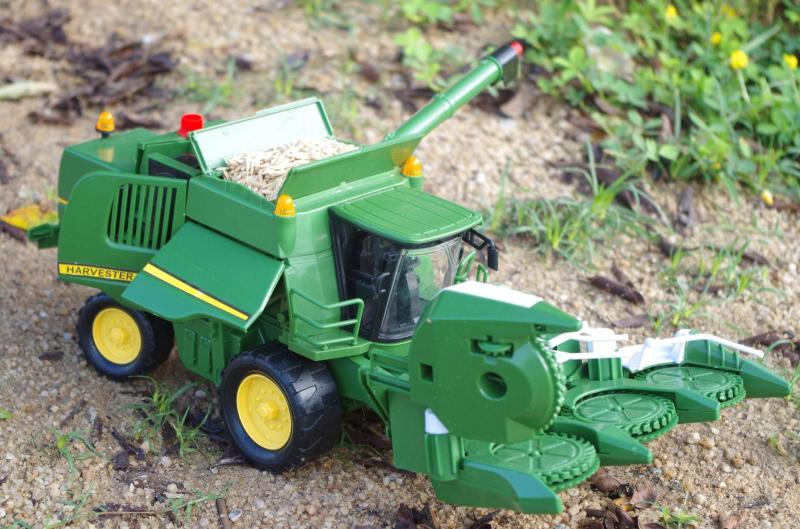 John Deere Corn Harvestester Nông dân Xe tải Máy kéo Máy thu hoạch Mô phỏng lớn Mô phỏng quán tính Xe đồ chơi - Đồ chơi điều khiển từ xa đồ chơi cho bé 3 tuổi