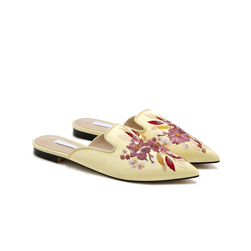 2022 spring and summer new sandals and half slippers female Muller slippers Baotou slippers classical embroidery flower pointed low heels