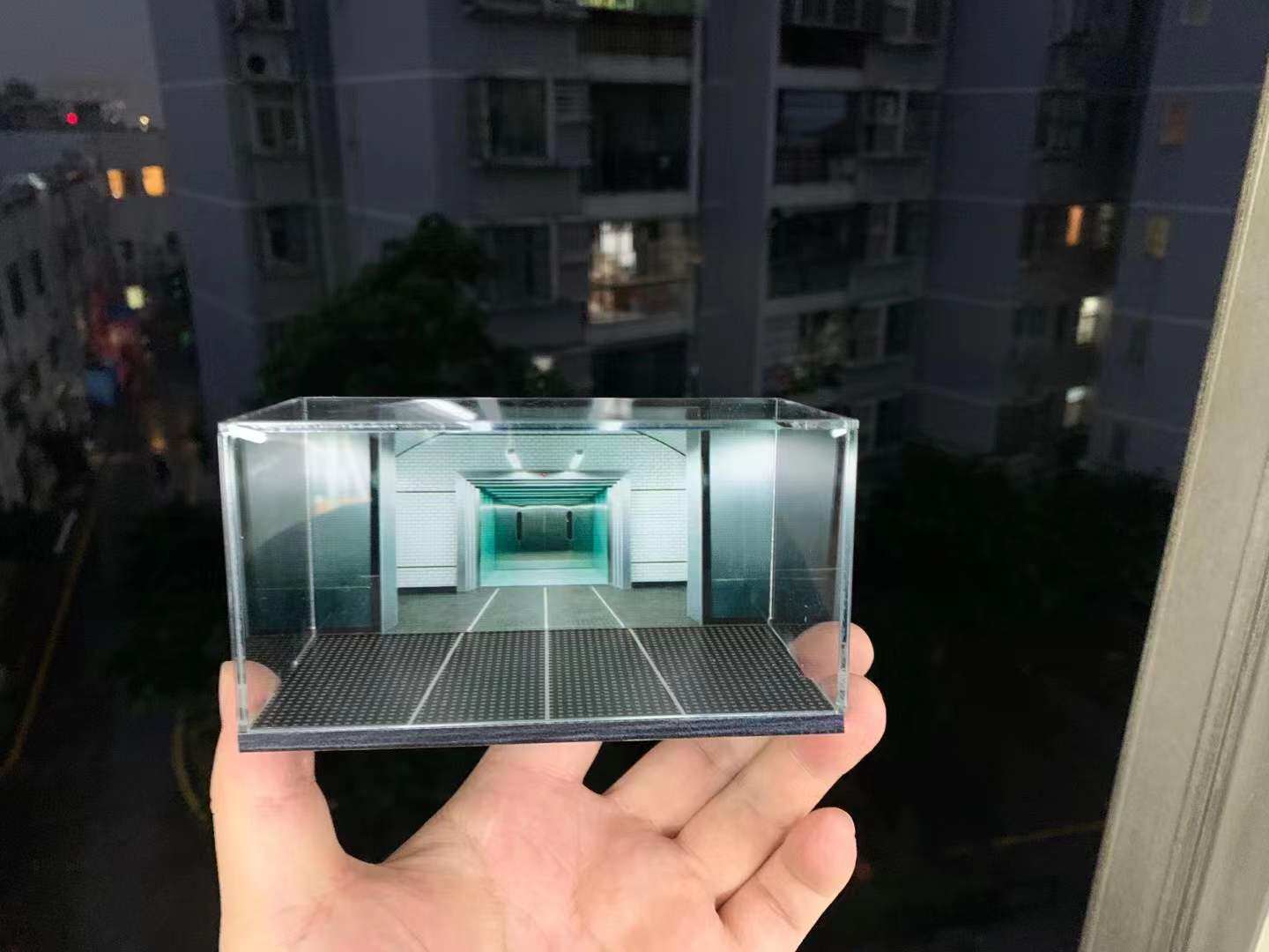 Модель машины 红旗 l5 捉鬼车 gtr  涂装亚克力防尘展示盒可放64比例人偶及车