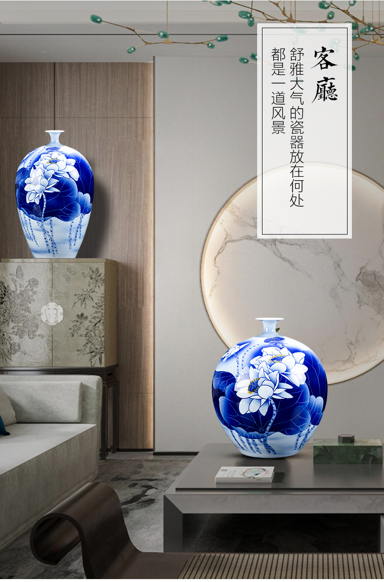 Jingdezhen ceramics hand - made lotus pomegranate ball bottle Chinese blue and white porcelain vase sitting room adornment is placed