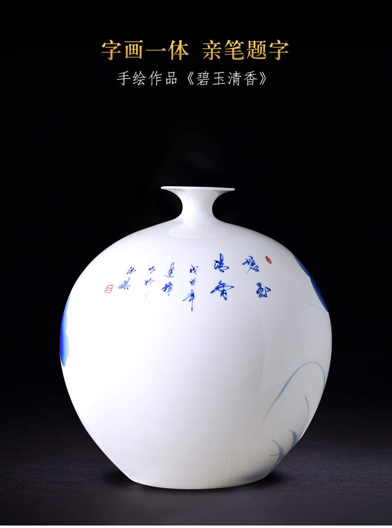 Hand the blue and white porcelain in jingdezhen porcelain ceramic vase is placed the new Chinese style household living room TV cabinet decoration