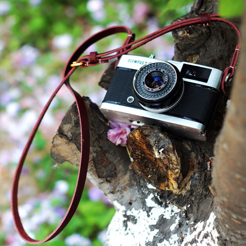 Side-axis camera shoulder strap