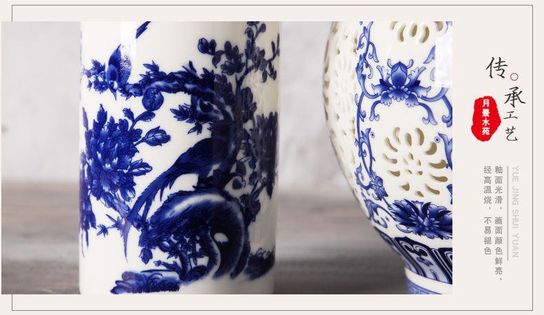 Jingdezhen ceramics hollow - out floret bottle of the sitting room of Chinese style household adornment furnishing articles archaize rich ancient frame art decoration