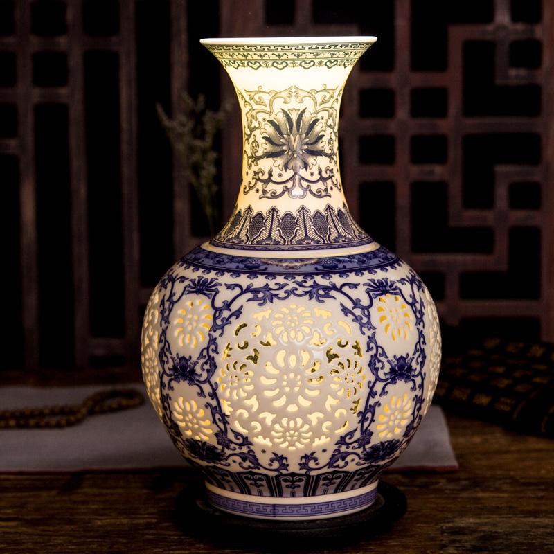 Jingdezhen ceramics hollow - out floret bottle of the sitting room of Chinese style household adornment furnishing articles archaize rich ancient frame art decoration