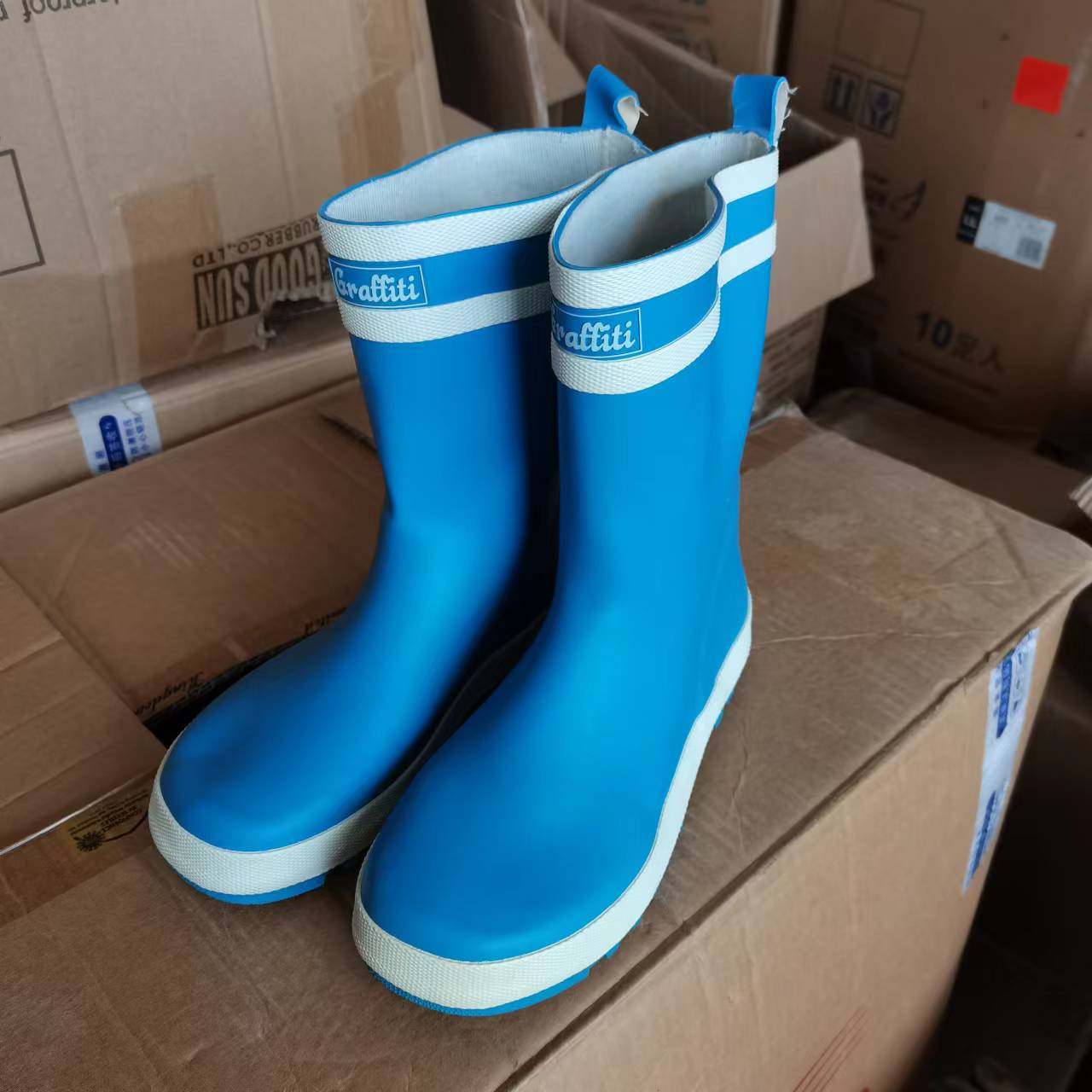Spring and autumn large, medium and small children's water shoes rain boots special export quality soft rubber cute children's small rain boots