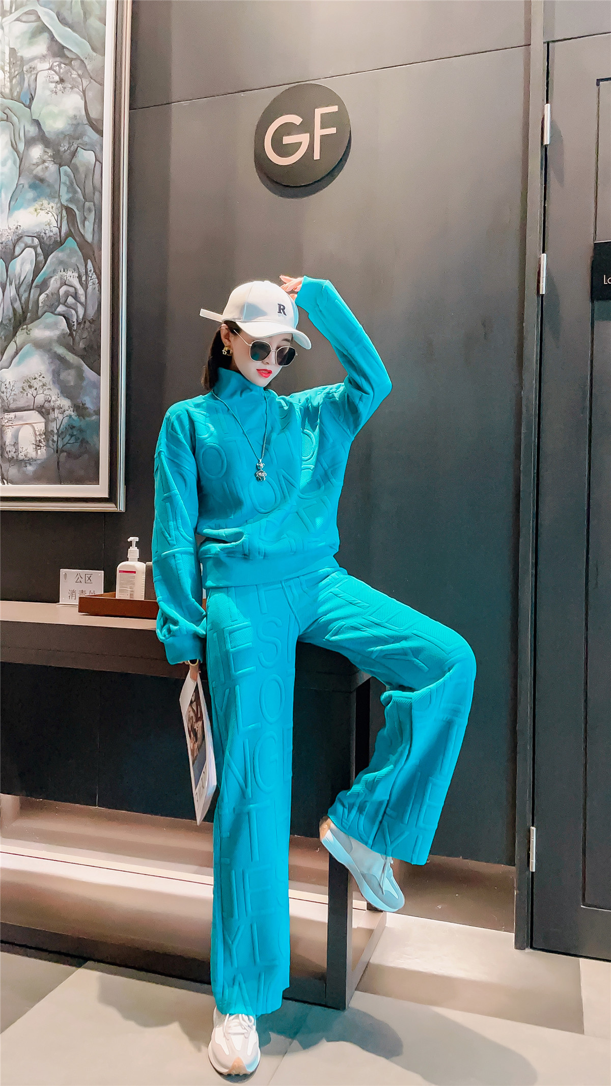 European Station Leisure Sports Suit 2022 Autumn New Fashion Loose Sweatshirt Broadlegged Pants Net Red and two sets