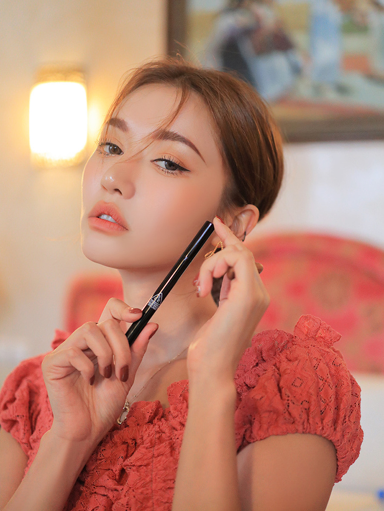 Điểm nhấn ▲ Hàn Quốc 3CE 2019 mới kẻ mắt siêu thấm nước và thấm mồ hôi lâu trôi không bị đen / nâu - Bút kẻ mắt chì kẻ mắt celavi