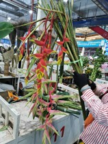 Family bottle flower arrangement Rich bird fresh cut flower hanging bird flowers Kunming Flower Express