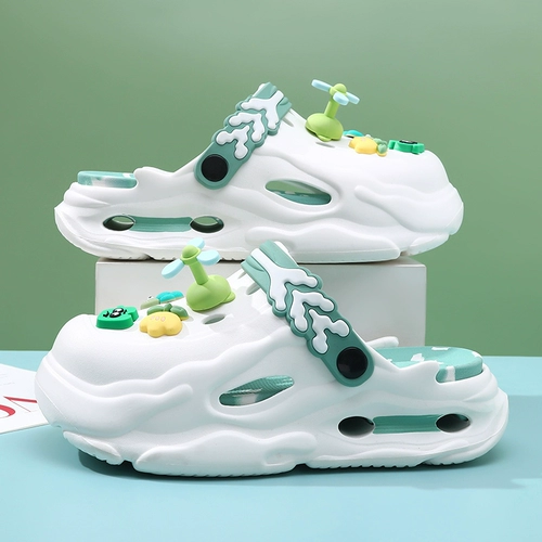 Модные тапочки в стиле Crocs, нескользящие кроссовки, пляжные босоножки, женский стиль, коллекция 2026 года, закрытый носок, популярно в интернете