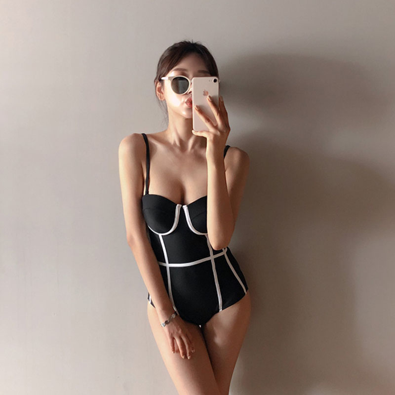 les black one-piece swimsuit women's 2020 new Korean ins sexy small tits gathered to cover the belly thin spa body shaping