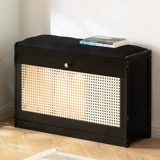 Измените дверь стула для обуви у двери дома, которая может сесть на стул, интегрированную в дверь.