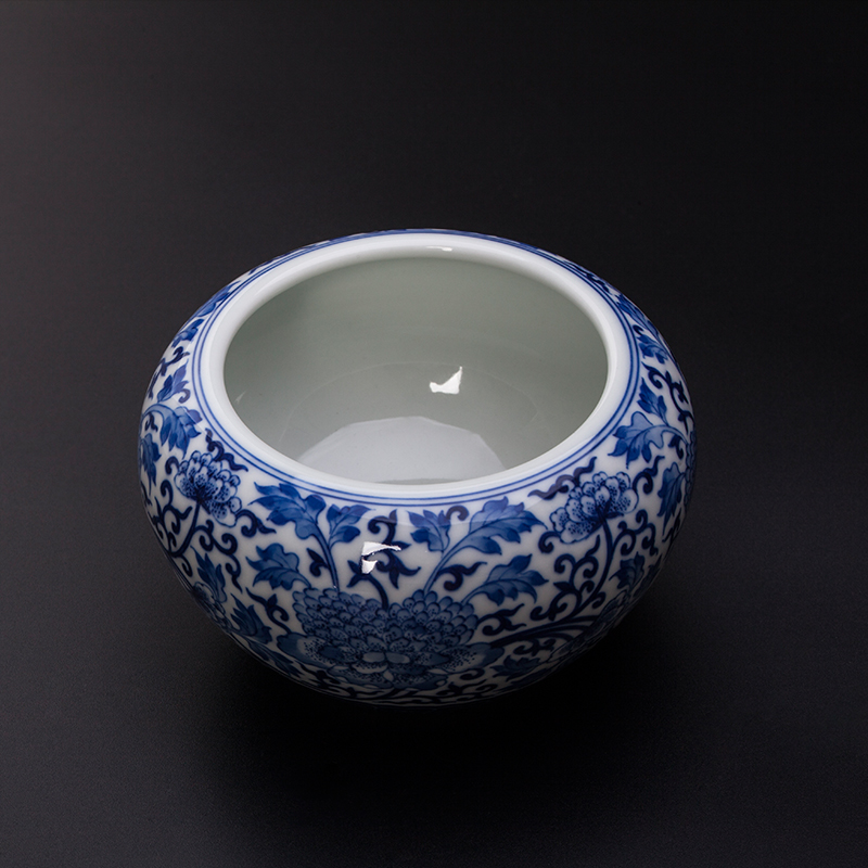 This blue and white, blue and white porcelain of jingdezhen Lin put lotus flower grain water jar washing household gift kung fu tea