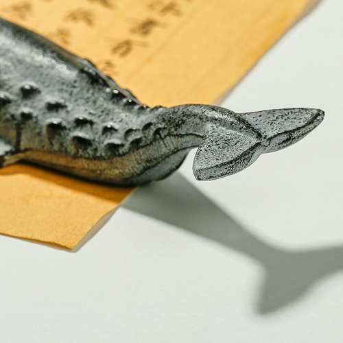 [2 % скидка 2 штук] Whale Town Glasting Iron Iron Whale Wen Town Ruler Paper Paper Press Mester Paper Metal Pen Holder книга книга Железное каллиграфия каллиграфия бумага бумага