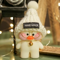 Белая утка и белая шерстяная шляпа (с ключом)