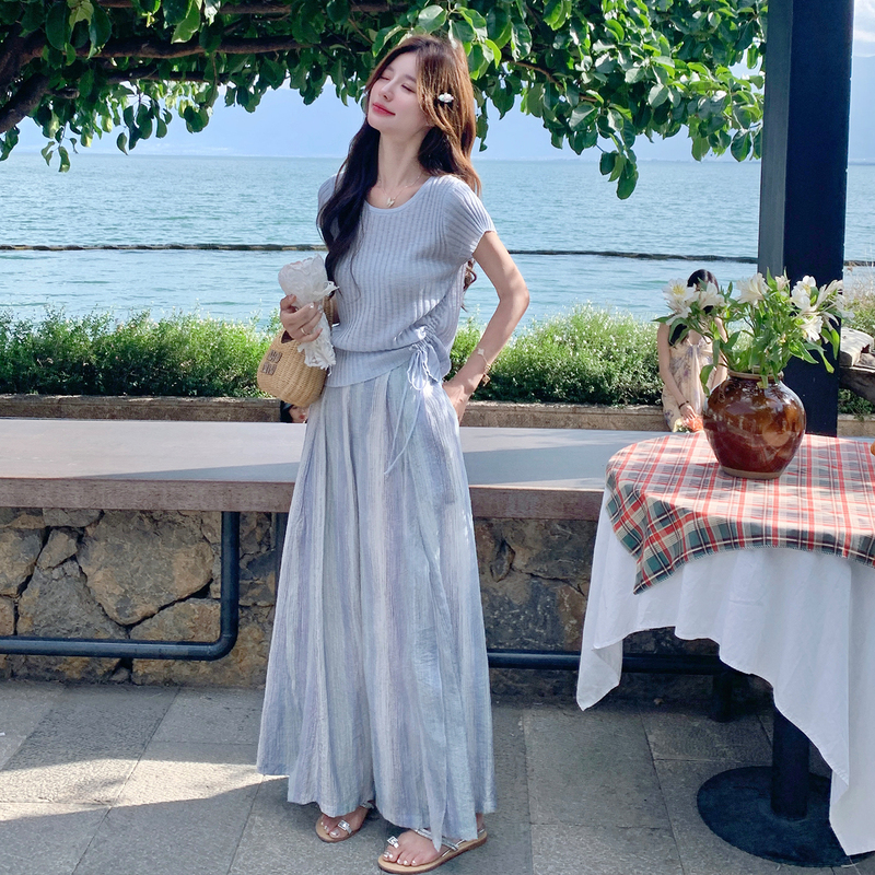 Unique and Beautiful Blue Knitted Top and Tie-Dye Wide-Leg Pants Two-Piece Set for Women, Fashionable and Youthful Casual Outfit Unique and Beautiful Blue Knitted Top and Tie-Dye Wide-Leg Pants Two-Piece Set for Women, Fashionable and Youthful Casual Outfit