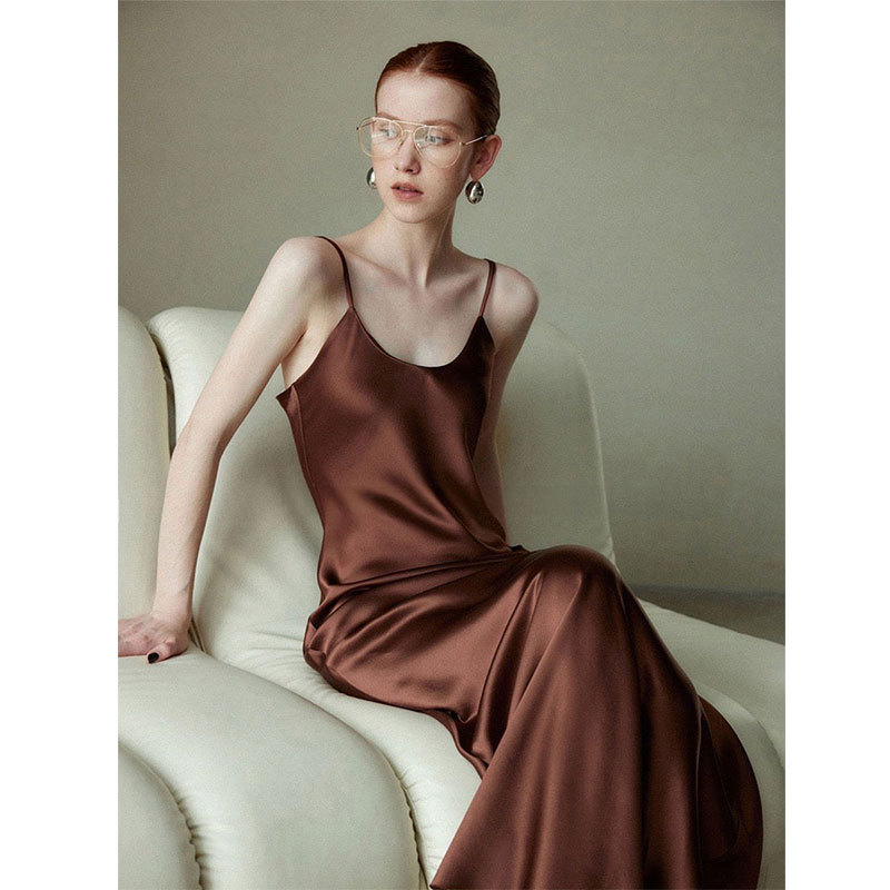 Heavyweight Imported Acetate Satin with a Glossy Finish 45 ° Bias-Cut Commuter Slip Dress with U-Neck and V-Neck Dress