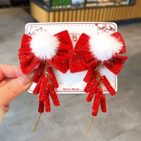 Пара петард с белыми меховыми бантиками.