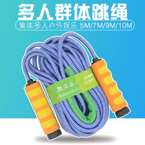 Students jump the big rope and throw the long rope. Many people sponges make the 57910-meter adult group bold and jump the rope.