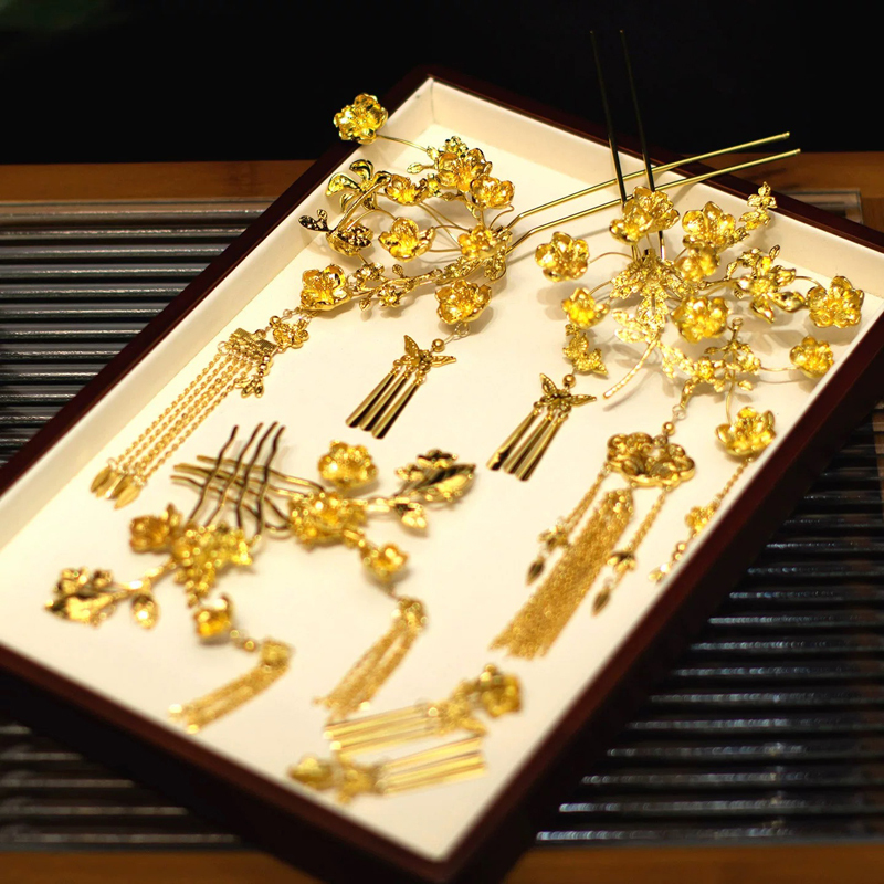 Bride's Chinoiserie Headdress Xiuhe Clothing Dragon and Phoenix Gown Gold Hairpin Hair Accessories Classical Wedding Han Dynasty Hair Accessories Bride's Chinoiserie Headdress Xiuhe Clothing Dragon and Phoenix Gown Gold Hairpin Hair Accessories Classical Wedding Han Dynasty Hair Accessories