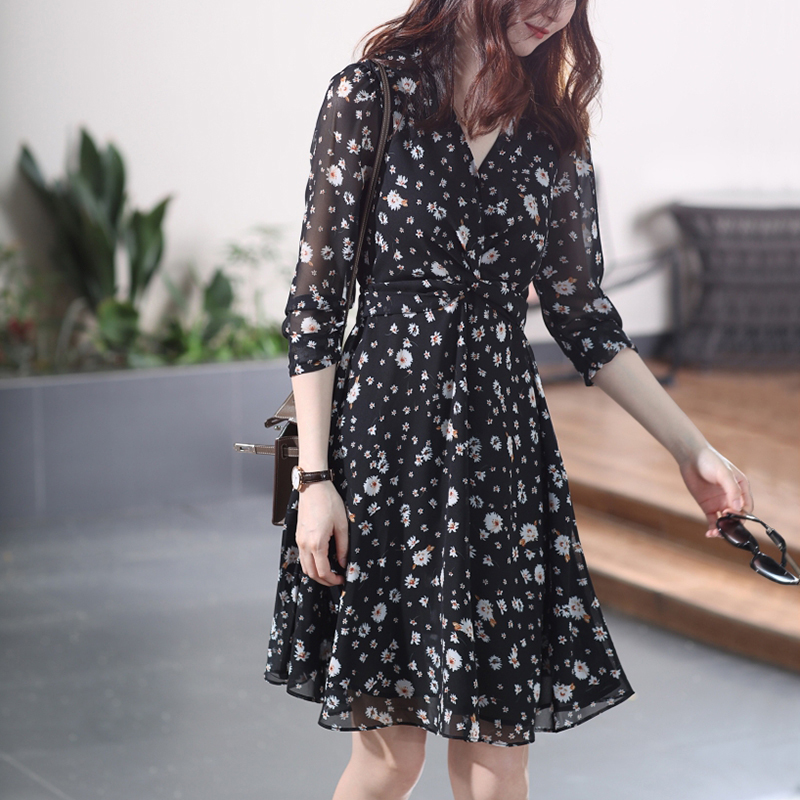 Tide Cards Small Daisy Crummy Floral Dress Women Summer 2022 New style small crowdsourced V collar waistline Slim Black Dress