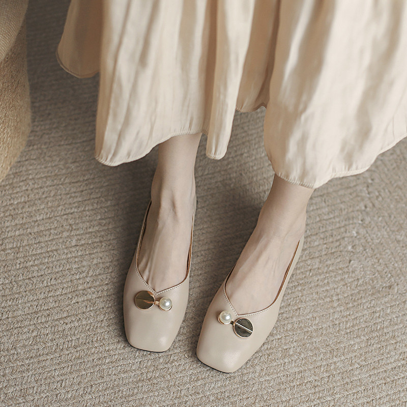 Hong Kong spring and summer new thick heel shoes women's 2022 medium heel retro wild grandma shoes British soft leather large size women's shoes