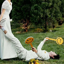 New wedding photography props creative smiley face yellow hand-held board Tour son hand-up card fresh documentary props