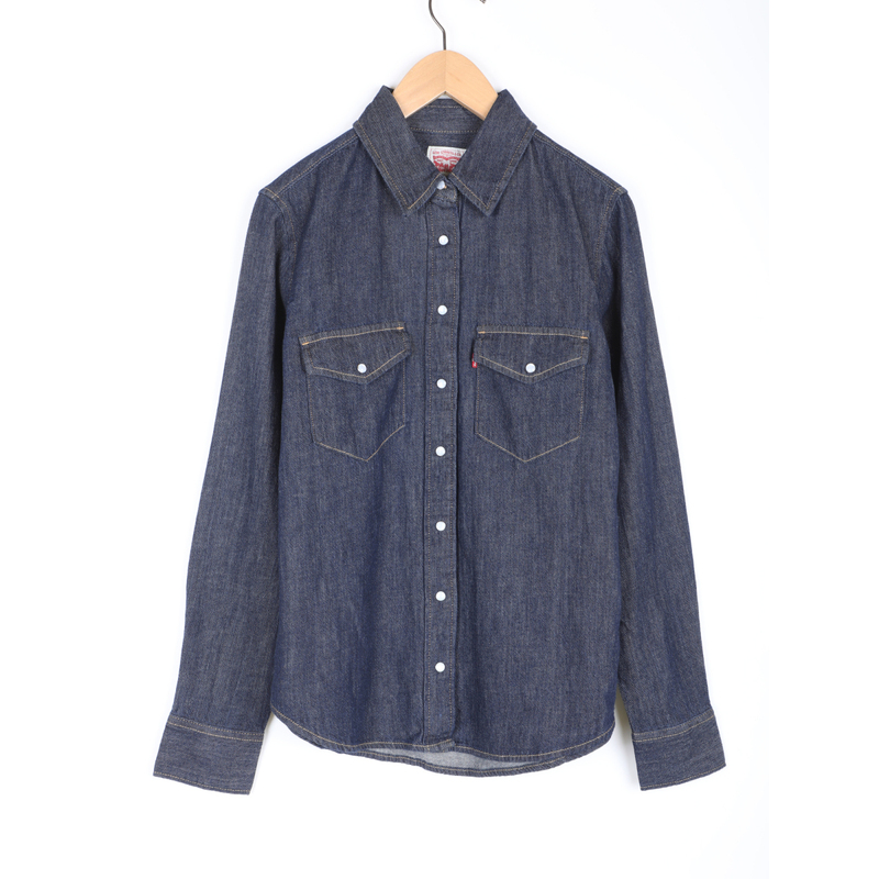 Levi's Women's Simple and Stylish Shirt 16786-0101