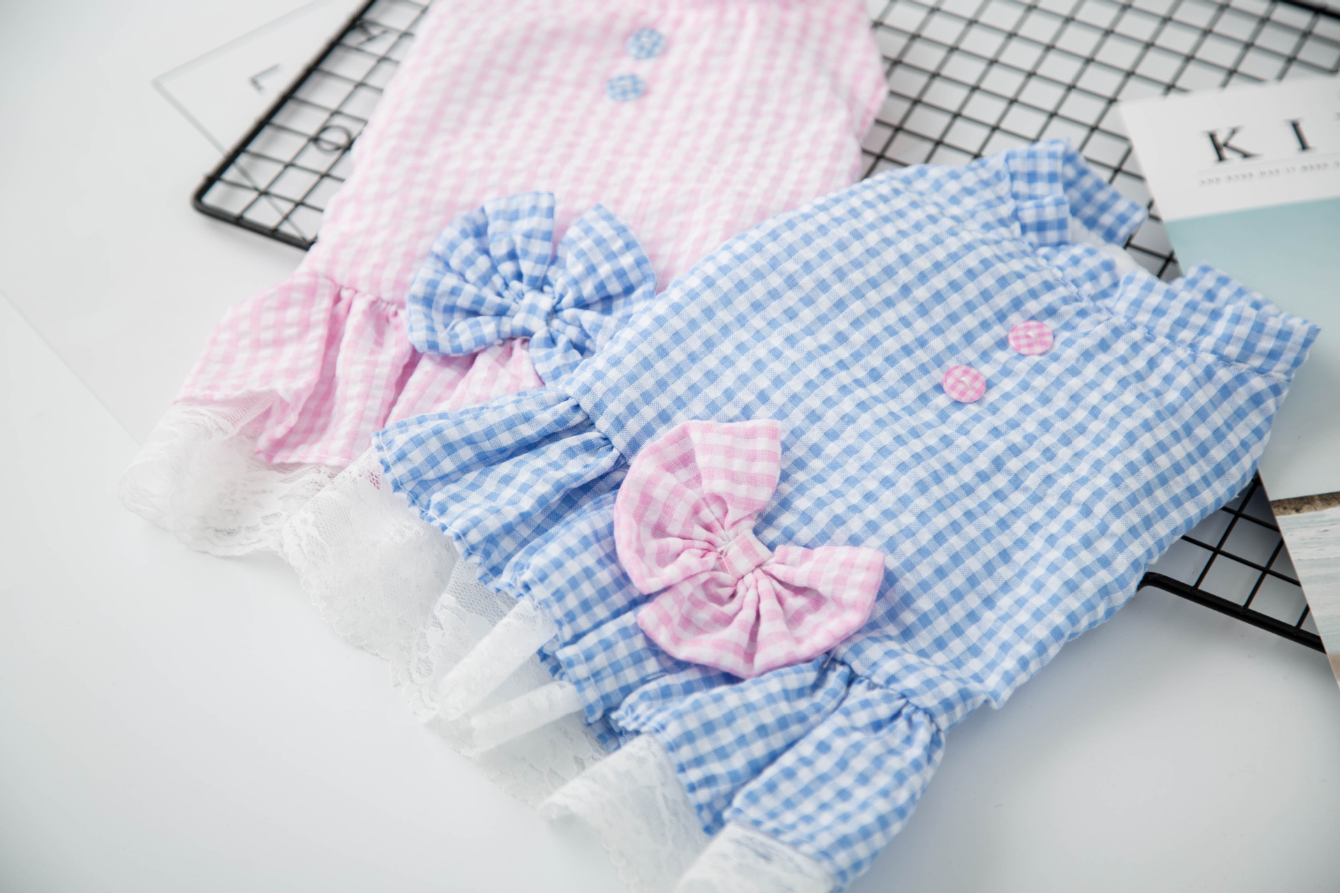 Quần áo mèo đỏ quần áo chó quần áo mỏng mùa hè mùa xuân mùa xuân mèo Teddy áo chó nhỏ quần áo thú cưng - Quần áo & phụ kiện thú cưng áo cho mèo giá rẻ