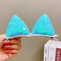 Голубая кошка ухо