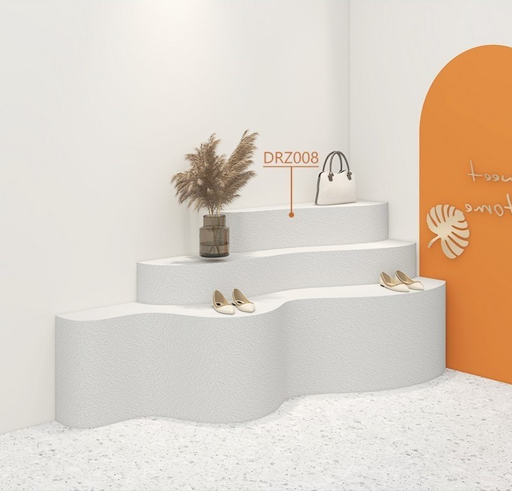 In the middle of the table in the clothing store, the display table is placed in the middle of the island and the water table is decorated and arranged in the window