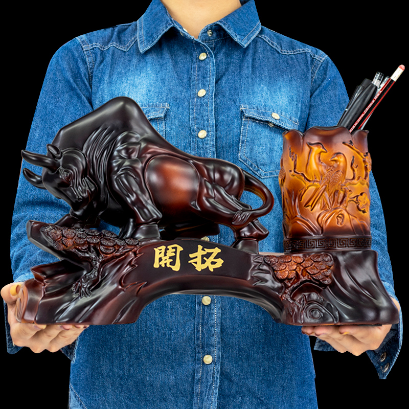 Office practical pen container cow ornaments high-grade boss table decoration craft gifts decoration teacher's day graduation gift customization