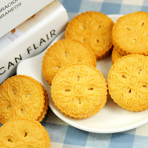 Korean food imported snacks Lotte Weihua pineapple cream sandwich 105g nutritious breakfast biscuit