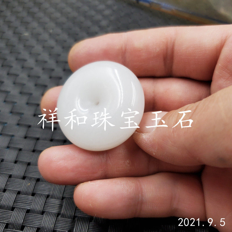 新疆天山羊脂白玉平安扣适合哪些人佩戴？