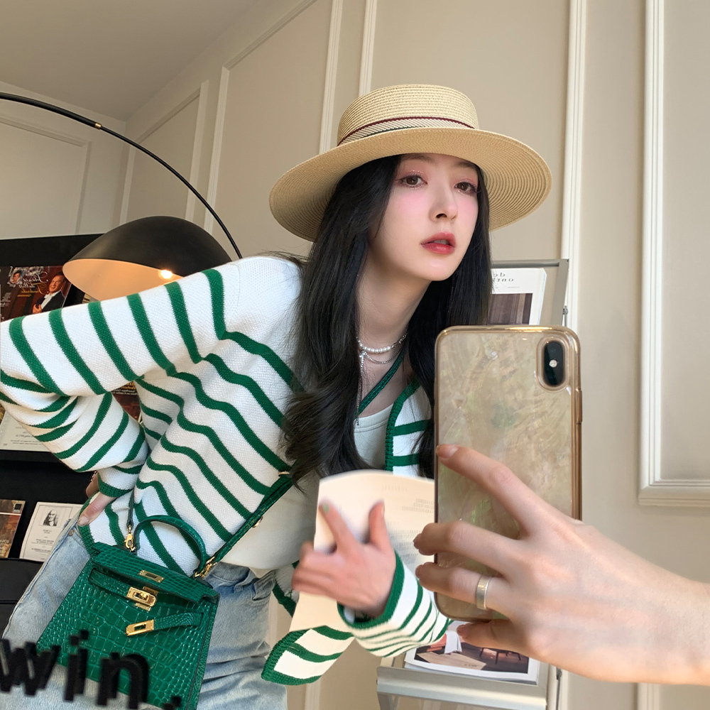 Xia Poetry College Little Leisure Han Edition Short Round Collar Striped Striped Knit Cardiovert 2022 Early Spring New Blouses