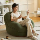 Ленивый диван может лежать на спящем одном семье с простым повседневным маленьким диванным балконом маленькая квартира гостиная спальня спальня спальня спальня