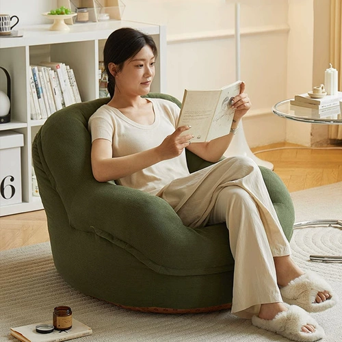 Ленивый диван может лежать на спящем одном семье с простым повседневным маленьким диванным балконом маленькая квартира гостиная спальня спальня спальня спальня