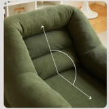 Ленивый диван может лежать на спящем одном семье с простым повседневным маленьким диванным балконом маленькая квартира гостиная спальня спальня спальня спальня