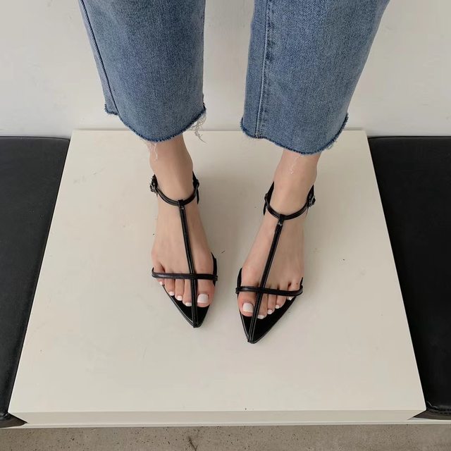 Korea Dongdaemun 2024 summer sandals flat-heel-Roman sandals with cross straps, one word buckle, pointed toe soft flat shoes for women