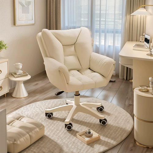 Компьютер и стулья предоставляют удобное кресло для макияжа для девочек в спальне.