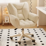 Компьютер и стулья предоставляют удобное кресло для макияжа для девочек в спальне.